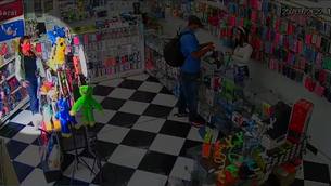 Comerciante vê furto em loja pelas câmeras e enquadra criminosos (Reprodução)